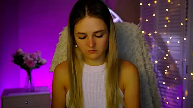 Snapshot of DeboraLarson chatting on November 2025 08:03:01 AM DeboraLarson online show from November 2025 08:03:01 AM