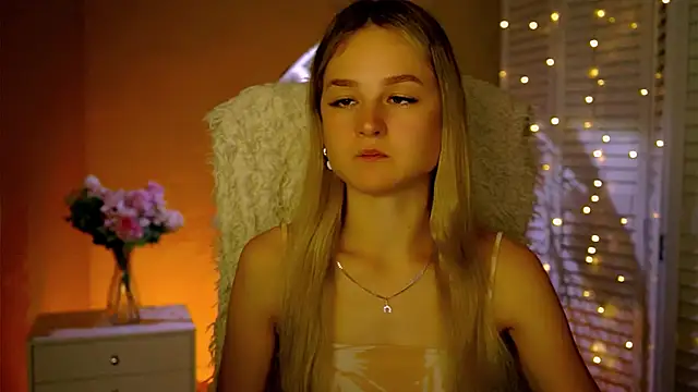 Snapshot of DeboraLarson chatting on November 2025 03:39:02 AM DeboraLarson online show from November 2025 03:39:02 AM