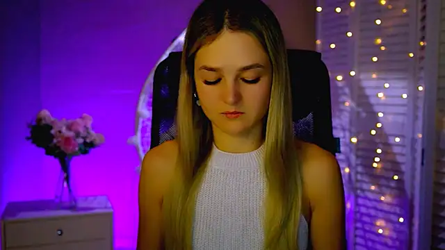 Snapshot of DeboraLarson chatting on November 2025 03:31:02 AM DeboraLarson online show from November 2025 03:31:02 AM