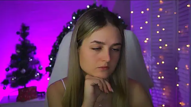 Snapshot of DeboraLarson chatting on December 2025 03:33:02 AM DeboraLarson online show from December 2025 03:33:02 AM