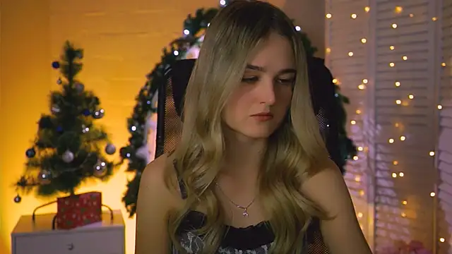 Snapshot of DeboraLarson chatting on December 2025 03:35:01 AM DeboraLarson online show from December 2025 03:35:01 AM