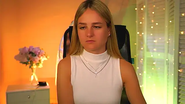 Snapshot of DeboraLarson chatting on April 2026 03:07:02 AM DeboraLarson online show from April 2026 03:07:02 AM