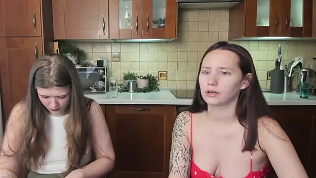 Snapshot of HotCaramellsTV chatting on June 2026 11:32:01 AM HotCaramellsTV online show from June 2026 11:32:01 AM
