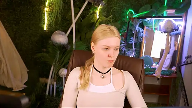 Snapshot of GraceGlamour chatting on March 2025 05:23:02 AM GraceGlamour online show from March 2025 05:23:02 AM