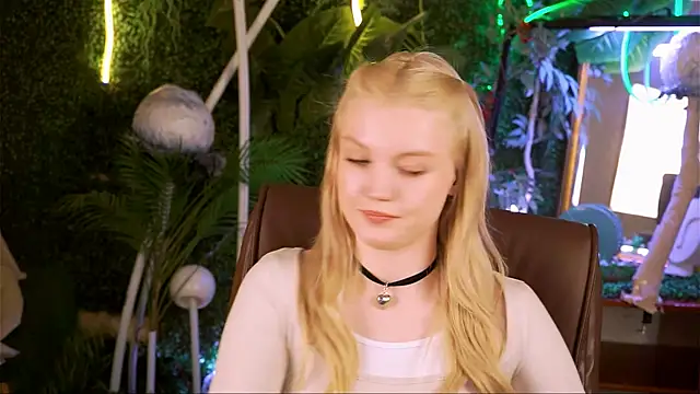 Snapshot of GraceGlamour chatting on March 2025 08:29:02 AM GraceGlamour online show from March 2025 08:29:02 AM