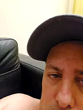 Snapshot of HeteroHotGuy1 chatting on December 2024 01:29:01 AM HeteroHotGuy1 online show from December 2024 01:29:01 AM