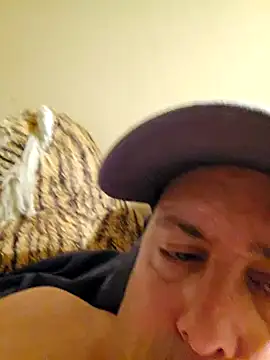 Snapshot of HeteroHotGuy1 chatting on December 2024 01:22:01 AM HeteroHotGuy1 online show from December 2024 01:22:01 AM