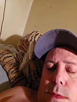 Snapshot of HeteroHotGuy1 chatting on January 2025 08:21:02 PM HeteroHotGuy1 online show from January 2025 08:21:02 PM