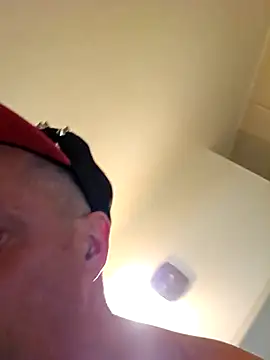 Snapshot of HeteroHotGuy1 chatting on October 2025 01:34:01 PM HeteroHotGuy1 online show from October 2025 01:34:01 PM