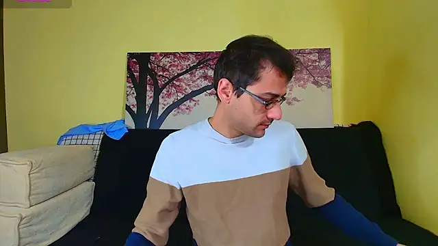 Snapshot of HungEddy chatting on November 2025 08:00:01 PM HungEddy online show from November 2025 08:00:01 PM