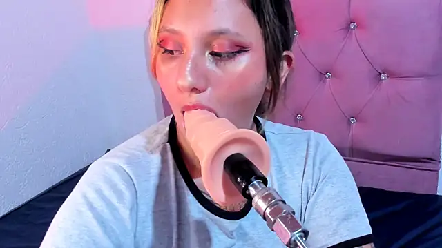 Snapshot of Mila_nixon02 chatting on March 2025 03:44:01 AM Mila nixon02 online show from March 2025 03:44:01 AM