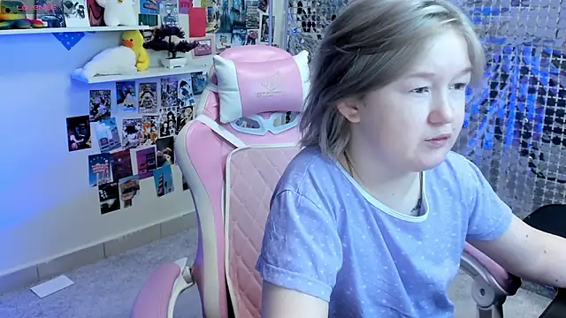 Snapshot of Sara_Robinson chatting on April 2026 03:04:02 AM Sara Robinson online show from April 2026 03:04:02 AM