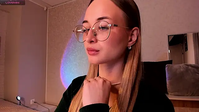 Tiffanyhunt online show from November 2025 01:17:02 PM