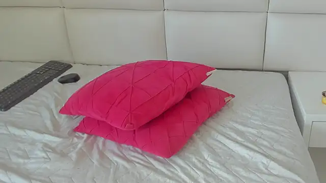 Snapshot of MIA__SAENZ chatting on February 2025 09:37:01 PM MIA SAENZ online show from February 2025 09:37:01 PM