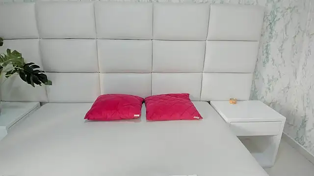 Snapshot of MIA__SAENZ chatting on March 2025 12:02:02 PM MIA SAENZ online show from March 2025 12:02:02 PM