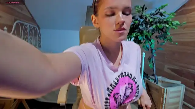 Snapshot of AdalynGlows chatting on April 2026 11:18:02 AM AdalynGlows online show from April 2026 11:18:02 AM