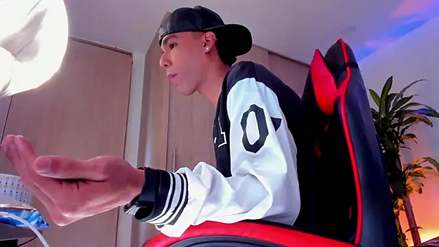 aldrinwhite online show from April 2026 04:45:01 PM