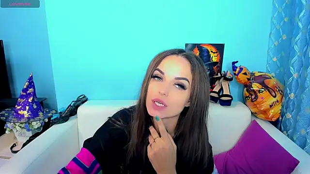 LindaaLu online show from November 2025 03:05:01 AM