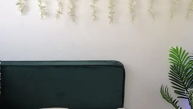 Snapshot of MadameDeFeu chatting on April 2026 06:06:01 AM MadameDeFeu online show from April 2026 06:06:01 AM