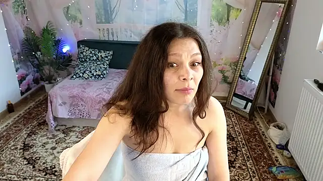 Snapshot of MadameDeFeu chatting on June 2026 11:24:02 AM MadameDeFeu online show from June 2026 11:24:02 AM
