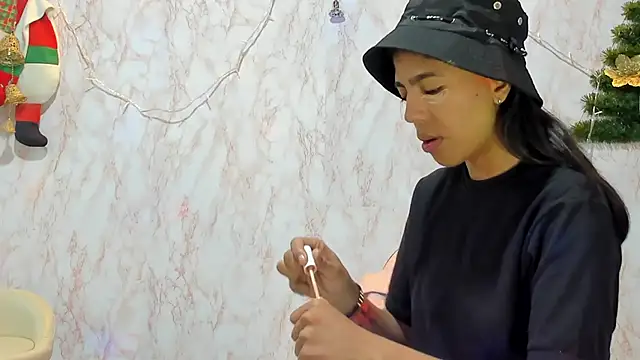 Snapshot of BarbieHotLaura chatting on December 2024 03:53:02 PM BarbieHotLaura online show from December 2024 03:53:02 PM