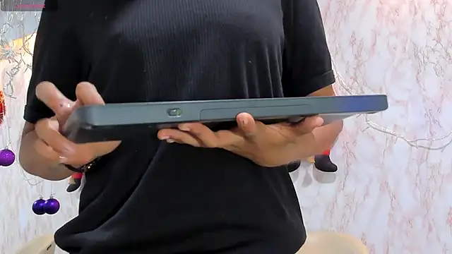 Snapshot of BarbieHotLaura chatting on December 2024 03:37:01 PM BarbieHotLaura online show from December 2024 03:37:01 PM