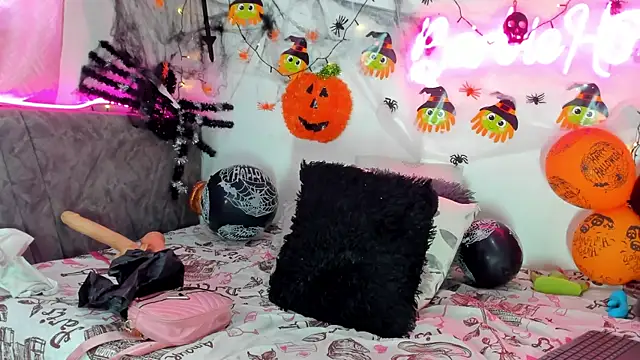 Snapshot of BarbieHotLaura chatting on October 2025 06:41:02 PM BarbieHotLaura online show from October 2025 06:41:02 PM