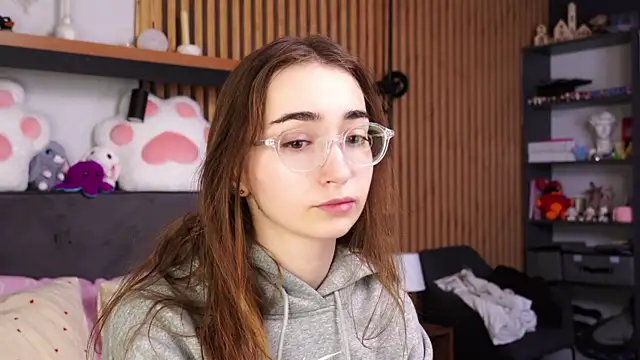 Snapshot of PollyBeev chatting on April 2026 07:14:01 AM PollyBeev online show from April 2026 07:14:01 AM