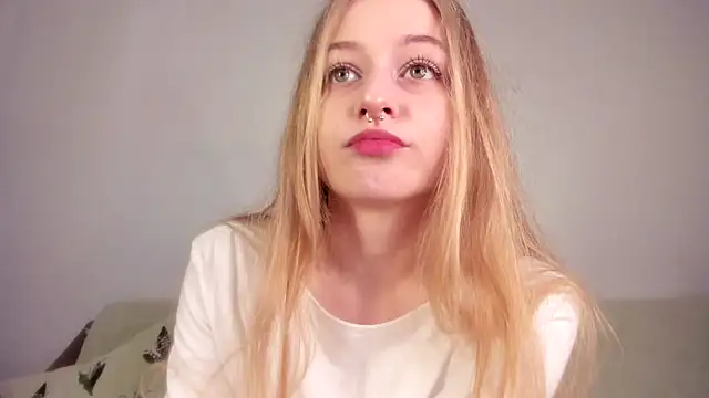 Snapshot of MiaMews chatting on April 2026 06:40:02 AM MiaMews online show from April 2026 06:40:02 AM