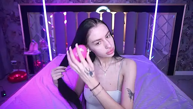 Snapshot of Snow_WhiteeeX chatting on April 2026 05:40:01 AM Snow WhiteeeX online show from April 2026 05:40:01 AM