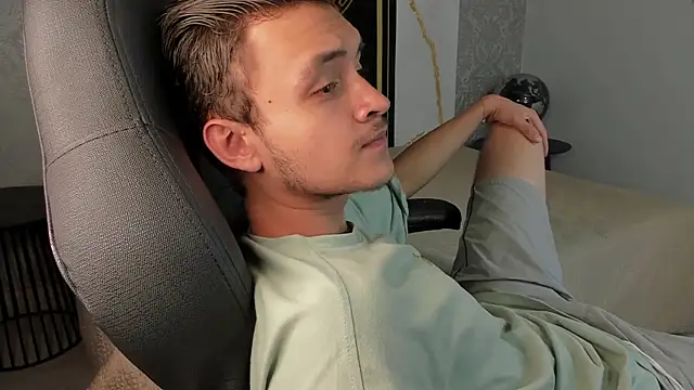 Snapshot of Desmon_Clark chatting on January 2025 12:46:01 AM Desmon Clark online show from January 2025 12:46:01 AM