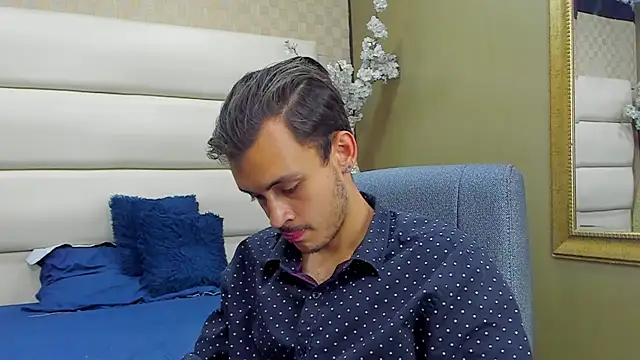 Snapshot of Desmon_Clark chatting on January 2025 10:08:02 PM Desmon Clark online show from January 2025 10:08:02 PM