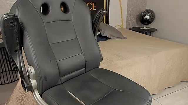 Snapshot of Desmon_Clark chatting on February 2025 01:55:01 AM Desmon Clark online show from February 2025 01:55:01 AM