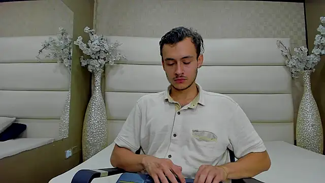 Snapshot of Desmon_Clark chatting on February 2025 05:46:01 AM Desmon Clark online show from February 2025 05:46:01 AM