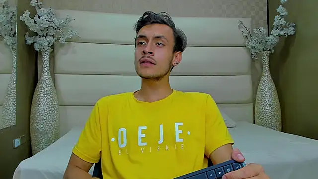 Snapshot of Desmon_Clark chatting on February 2025 02:47:02 AM Desmon Clark online show from February 2025 02:47:02 AM