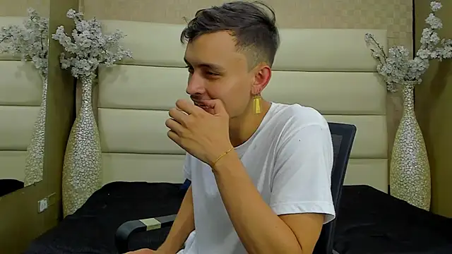 Snapshot of Desmon_Clark chatting on February 2025 03:31:02 AM Desmon Clark online show from February 2025 03:31:02 AM