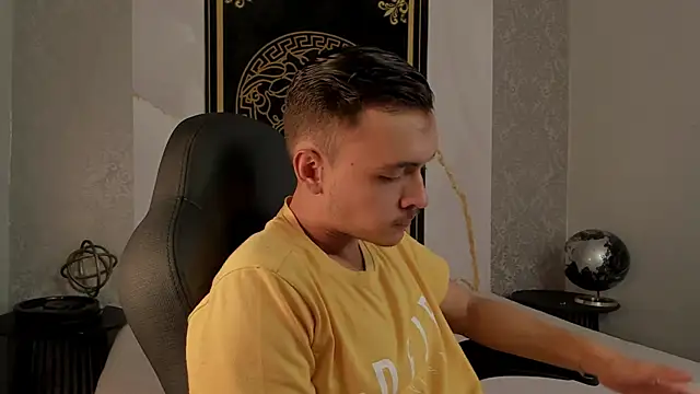 Snapshot of Desmon_Clark chatting on February 2025 06:35:02 PM Desmon Clark online show from February 2025 06:35:02 PM