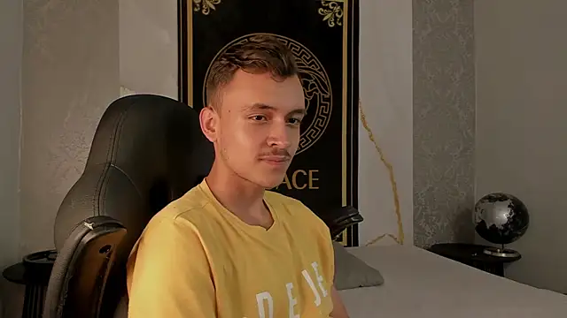 Snapshot of Desmon_Clark chatting on February 2025 09:42:02 PM Desmon Clark online show from February 2025 09:42:02 PM