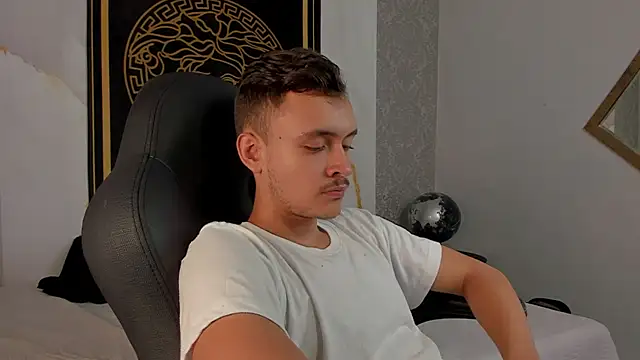 Snapshot of Desmon_Clark chatting on February 2025 03:44:02 AM Desmon Clark online show from February 2025 03:44:02 AM