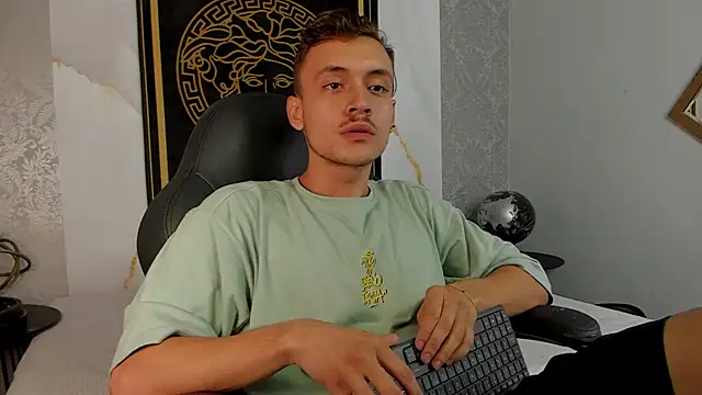 Snapshot of Desmon_Clark chatting on February 2025 01:38:01 AM Desmon Clark online show from February 2025 01:38:01 AM