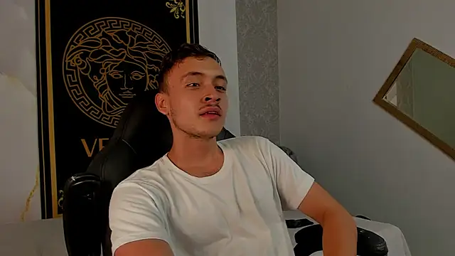 Snapshot of Desmon_Clark chatting on March 2025 05:44:01 AM Desmon Clark online show from March 2025 05:44:01 AM