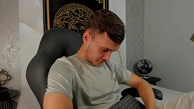 Snapshot of Desmon_Clark chatting on March 2025 09:00:02 PM Desmon Clark online show from March 2025 09:00:02 PM