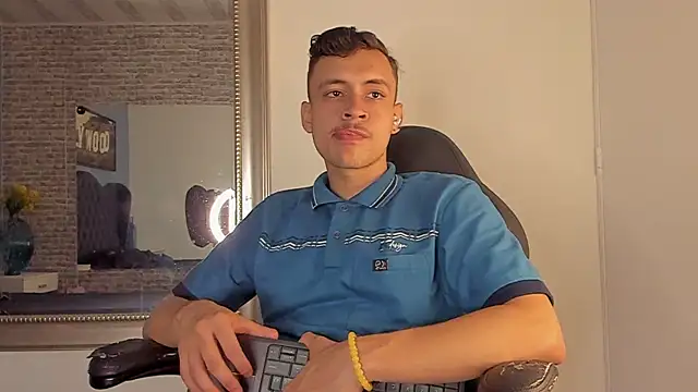 Snapshot of Desmon_Clark chatting on September 2025 09:52:02 PM Desmon Clark online show from September 2025 09:52:02 PM