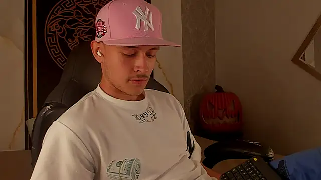 Snapshot of Desmon_Clark chatting on October 2025 10:18:02 PM Desmon Clark online show from October 2025 10:18:02 PM