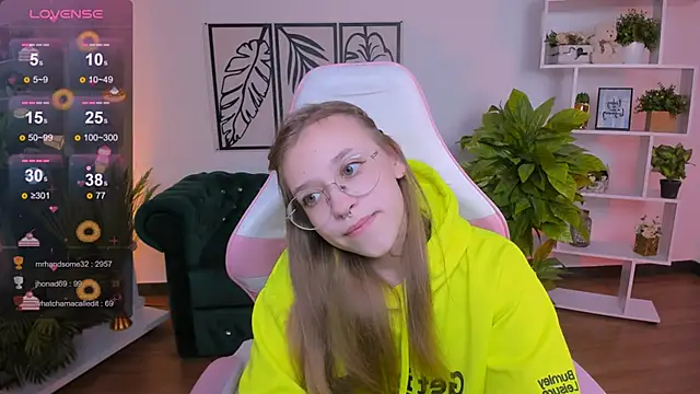 LayriantaVee online show from February 2025 01:30:01 PM