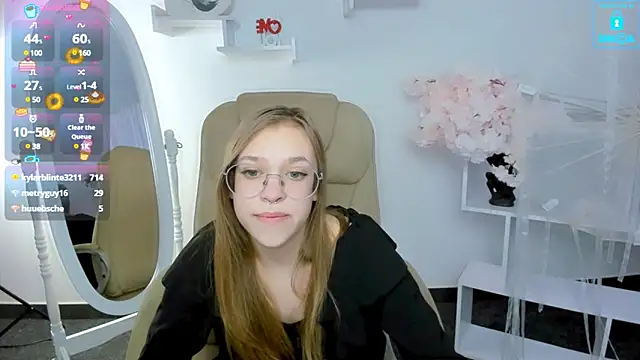 LayriantaVee online show from February 2025 01:08:02 PM