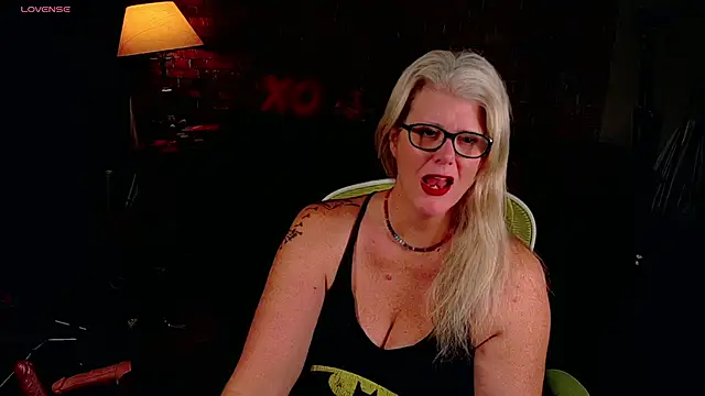 Snapshot of AliceHarlot chatting on April 2026 02:21:01 AM AliceHarlot online show from April 2026 02:21:01 AM