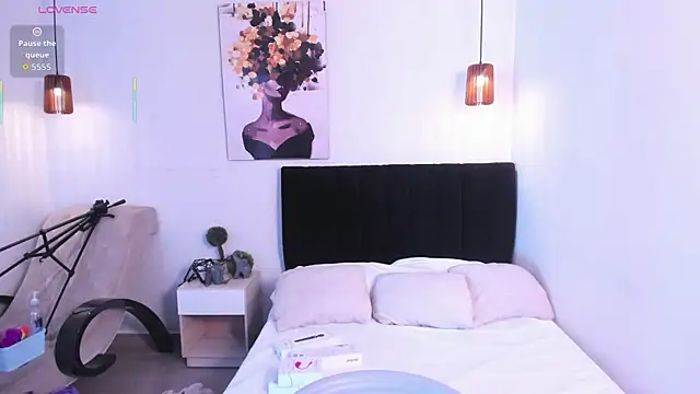 Scarlett  bell online show from September 2025 01:36:01 PM