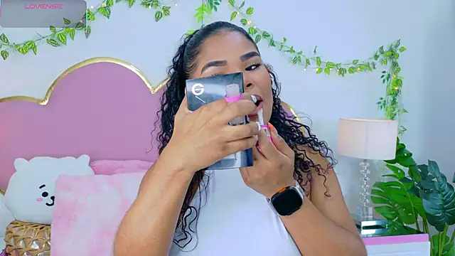 NahiaraReina online show from October 2025 01:18:01 PM