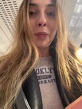 Snapshot of Sunny___Bunny chatting on April 2026 11:04:01 AM Sunny Bunny online show from April 2026 11:04:01 AM